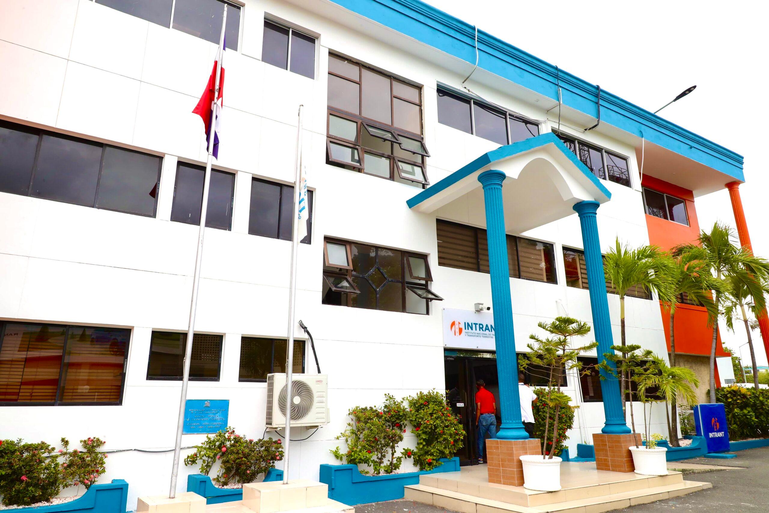 "Fachada principal del Instituto Nacional de Tránsito y Transporte Terrestre (INTRANT) en Santo Domingo."